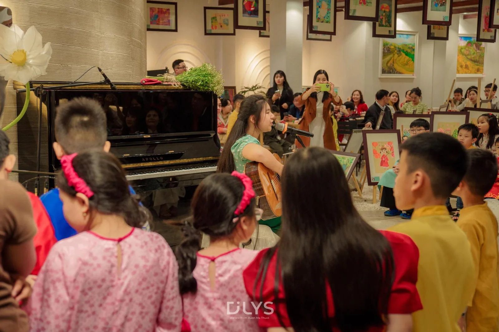 Một chút rộn ràng. Có những tối, chỉ muốn ở lại lâu hơn.